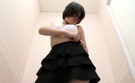 adorable-asian-girl-exposes-her-body-in-the-dressing-room